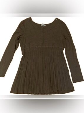Daisy Fuentes Brown Pleated sweater. NWOT and never worn. Women’s size XL.